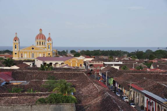 A Catedral e o Lago Nicarágua vistos do alto da torre da Igreja La Merced, em Granada, na Nicarágua
